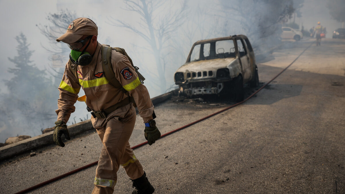 Εποχικός Πυροσβέστης στην πυρκαγια στους πρόποδες του Υμηττού - Σάββατο 4 Ιουνίου 2022