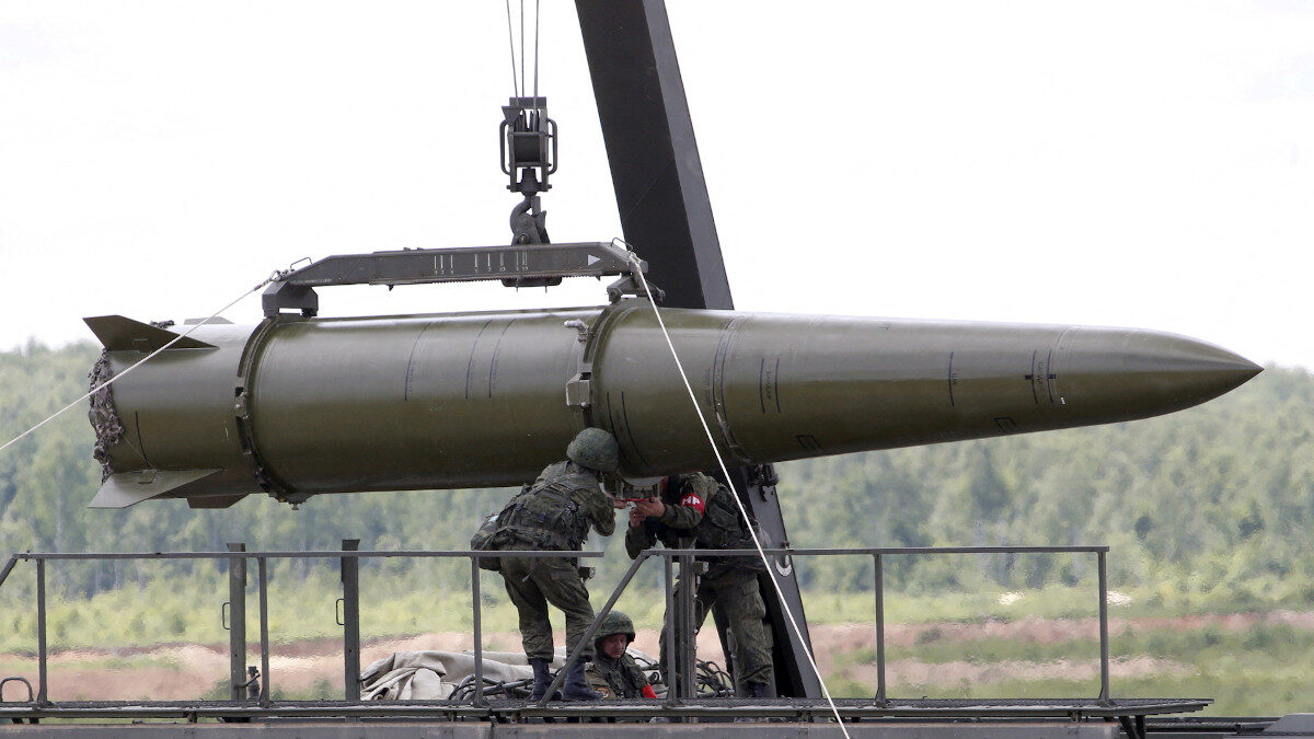 Ρωσικές Ένοπλες Δυνάμεις - Πυραυλικό σύστημα Iskander-M ενώ φορτώνει τακτικό βαλλιστικό πυραυλο