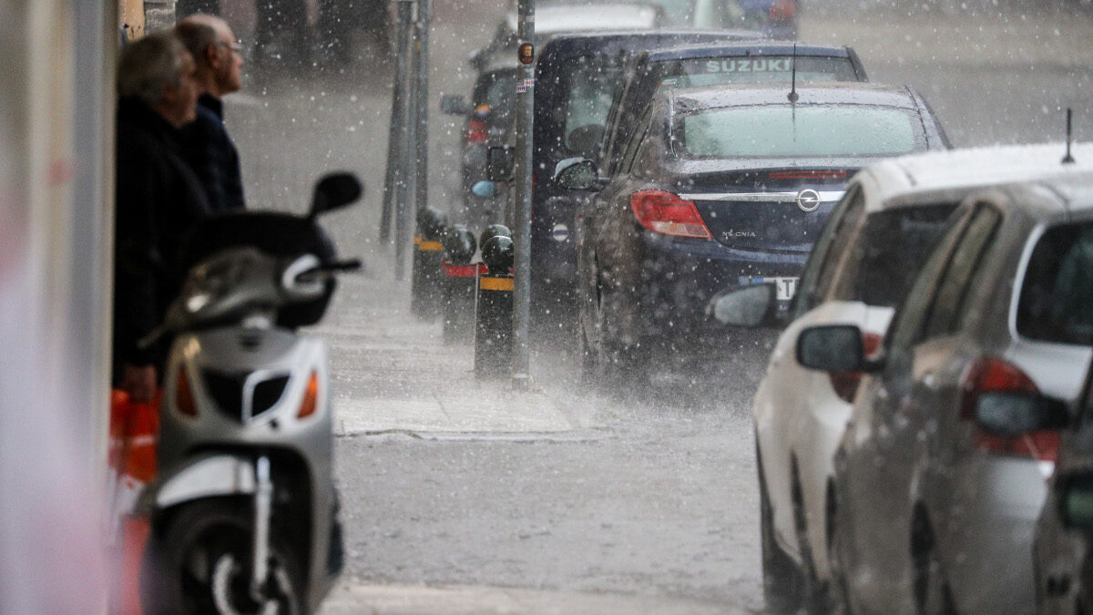Καιρός - Έντονη βροχόπτωση στους ανοχύρωτους δρόμους των πόλεων της χώρας