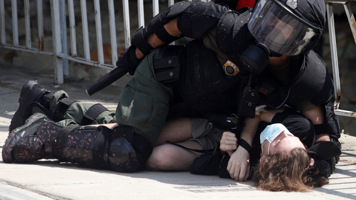 Καταστολή - ΜΑΤ της αστυνομίας χτυπάνε φοιτητές μέσα στο Αριστοτέλειο Πανεπιστήμιο Θεσσαλονίκης (ΑΠΘ) - Ιούνιος 2022