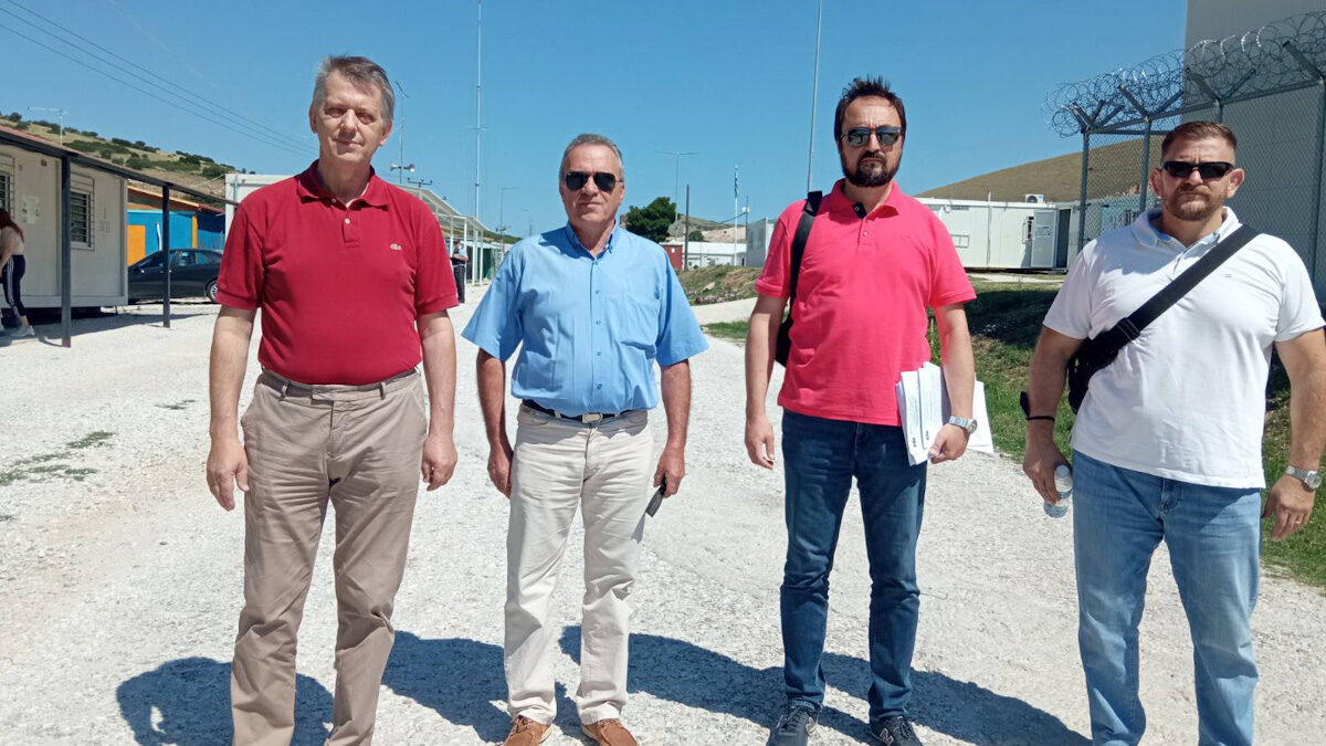 Κουτσόχερο Λάρισας: Τη δομή προσφύγων - μεταναστών επισκέφτηκε το ΚΚΕ