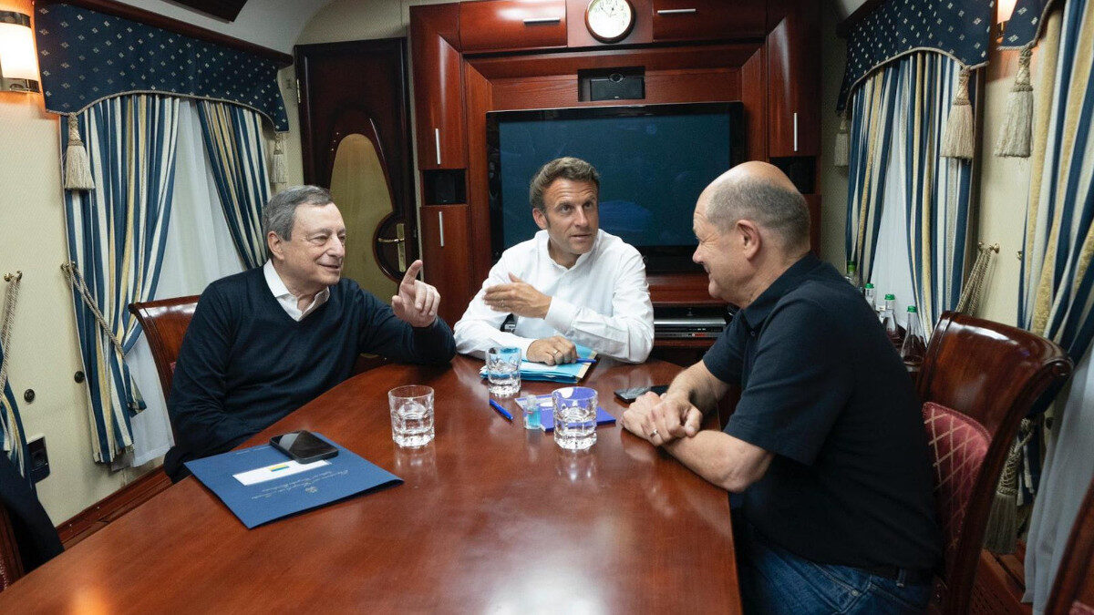Ο Γάλλος πρόεδρος Εμανουέλ Μακρόν, ο Γερμανός καγκελάριος Όλαφ Σολτς και ο Ιταλός πρωθυπουργός Μάριο Ντράγκι επιβιβάστηκαν σε ειδικό τρένο και κατευθύνονται προς το Κίεβο