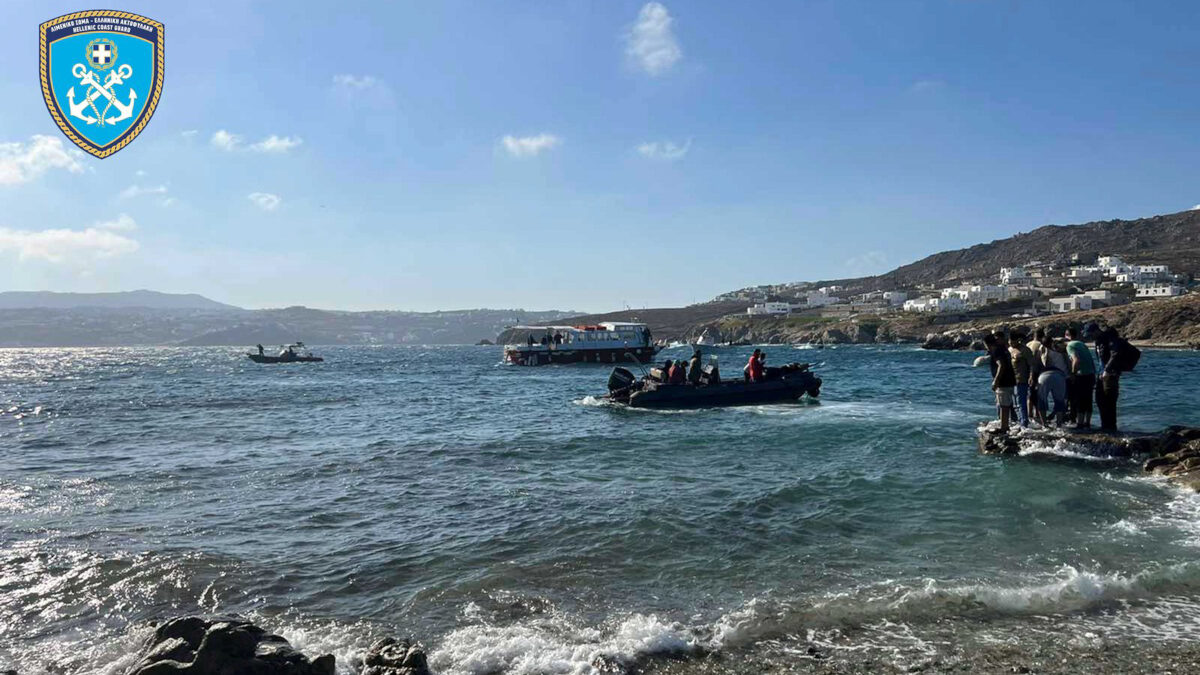 Διασωθέντες μετανάστες στις ακτές της Μυκόνου μετά από ναυάγιο στη Δήλο