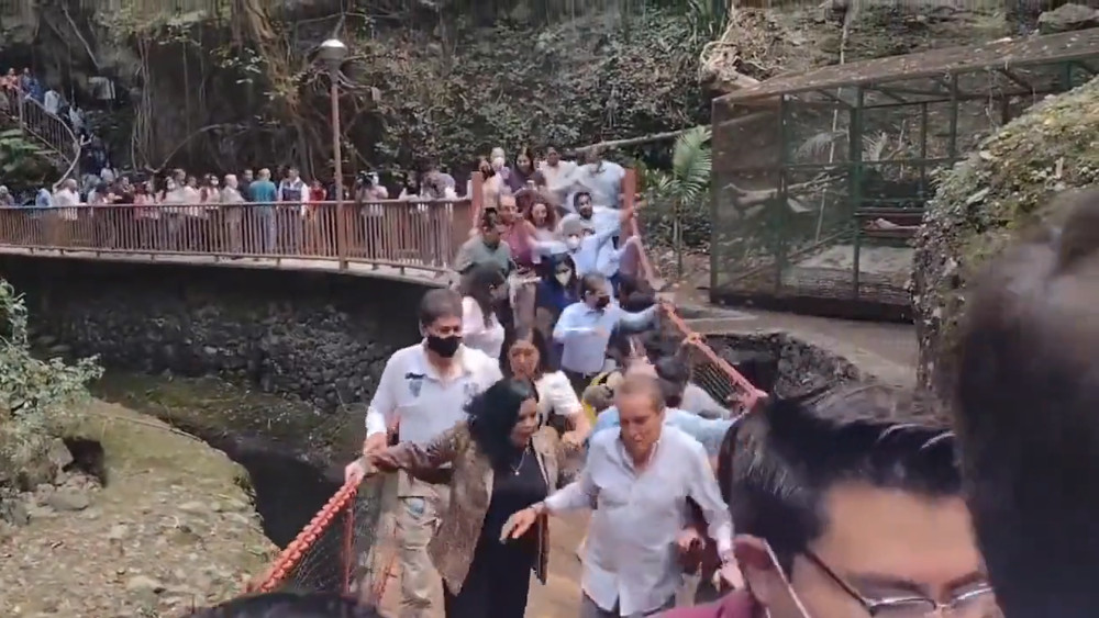 Στιγμιότυπο ακριβώς πριν την κατάρρευση της πεζογέφυρας στο Μεξικό