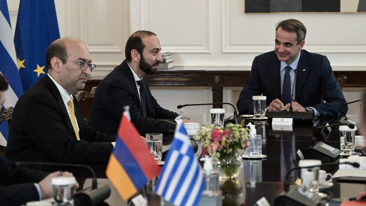 Ο πρωθυπουργός Κυριάκος Μητσοτάκης υποδέχθηκε στο Μέγαρο Μαξίμου, τον υπουργό Εξωτερικών της Αρμενίας, Αραράτ Μιρζογιάν