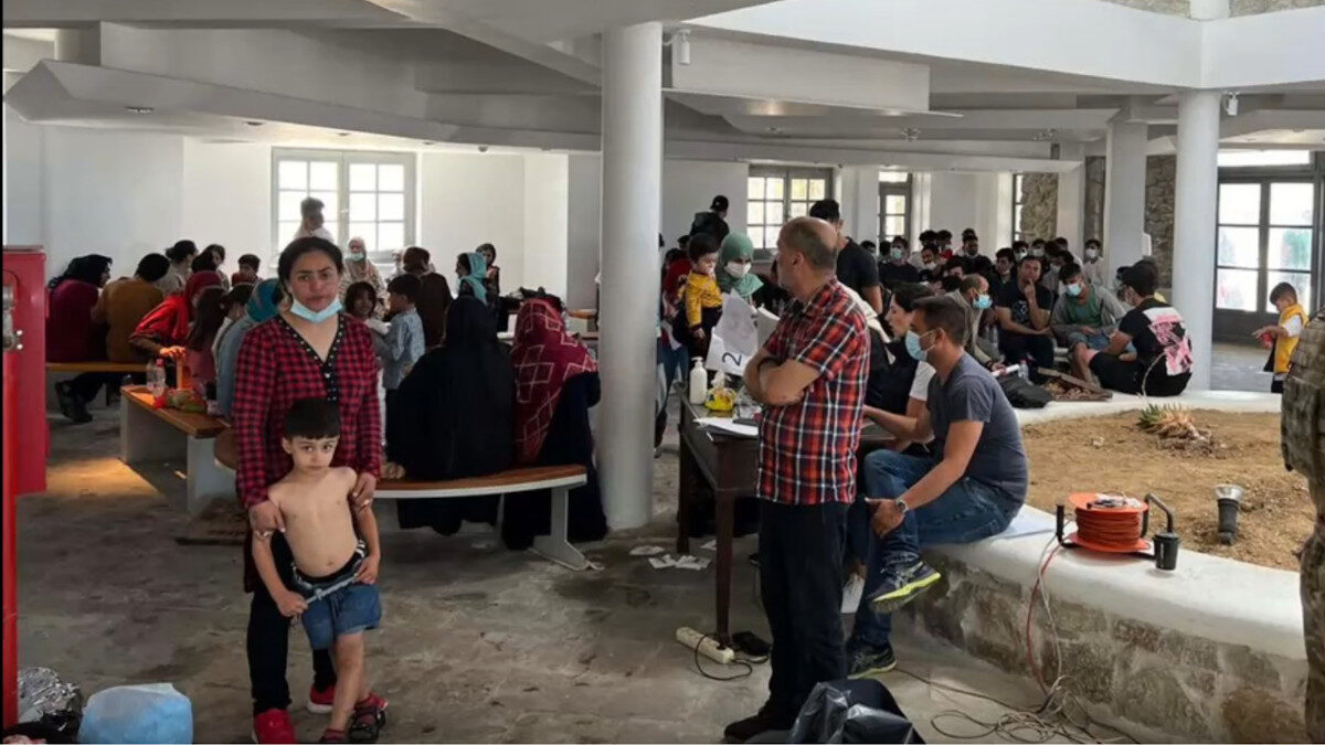 Οι διασωθέντες μετανάστες στη Μύκονο, οι οποίοι επέβαιναν στο ιστιοφόρου που ναυάγησε στη Δήλο το Σάββατο 18/06/2022