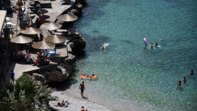 Καιρός - Γενικά αίθριος - Αργολίδα - μπάνιο στη παραλία Αρβανιτια στο Ναύπλιο