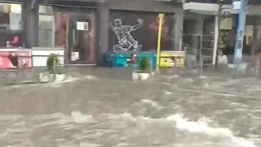 Ανοχύρωτη Θεσσαλονίκη / Από την έντονη βροχόπτωση, πλημμύρισαν υπόγεια σπίτια και καταστήματα, ενώ δρόμοι μετατράπηκαν σε ποτάμια 14/06/2022