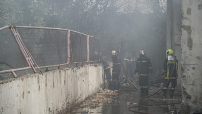 Πυροσβεστική - Πυρκαγιά στον Ελαιώνα, Τετάρτη 15 Ιουνίου 2022. Η πυρκαγιά ξέσπασε εντός της δομής φιλοξενίας προσφύγων στον Ελαιώνα σε κοντέινερ.