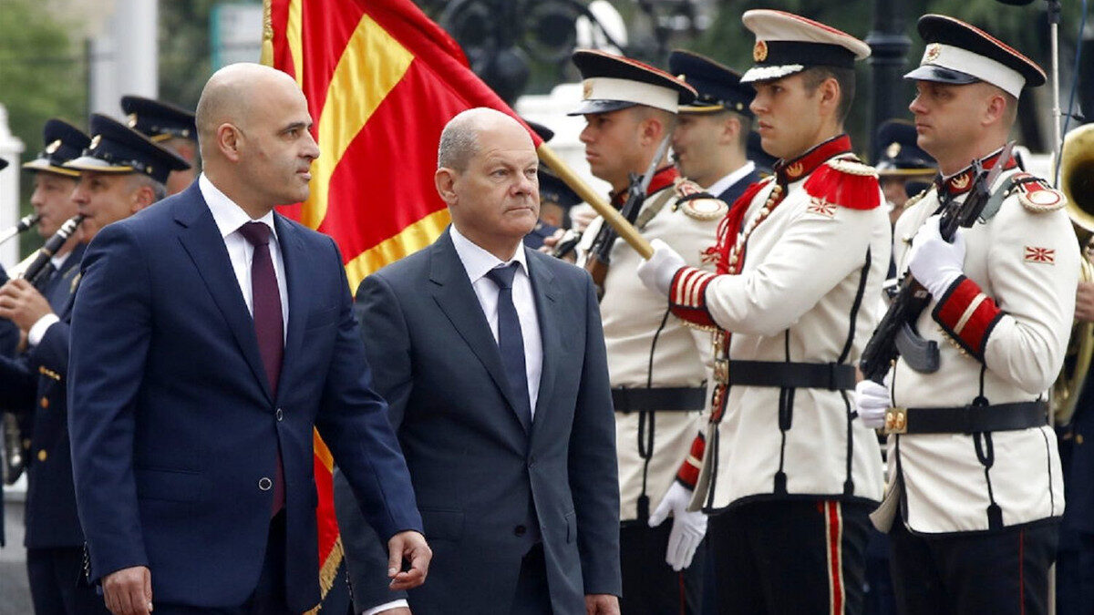 Ο Όλαφ Σόλτς, Καγκελάριος της Γερμανίας και ο Ντίμιταρ Κοβατσέφσκι, Πρωθυπουργός της Βόρειας Μακεδονίας - Ιούνιος 2022