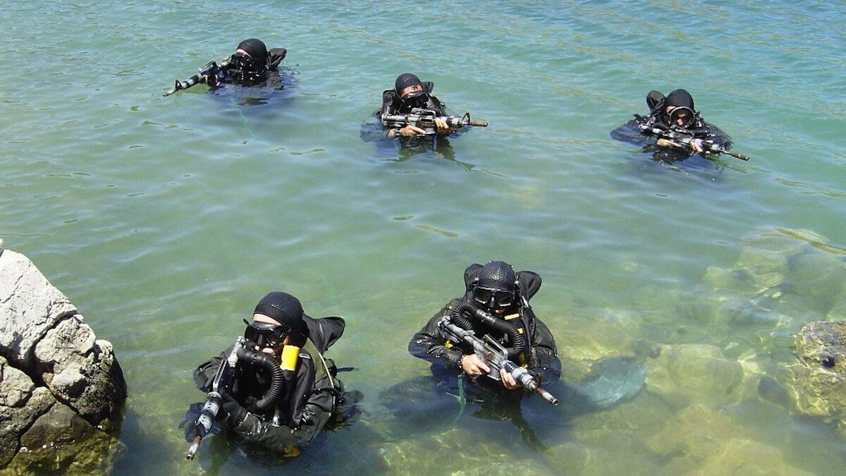 Αμφίβιοι Καταδρομείς του 3ου Ειδικού Τάγματος Εθνοφυλακής (3ο ΕΤΕΘ) Χίου σε άσκηση