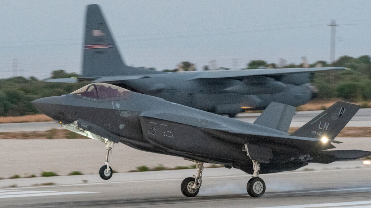 Από την Δευτέρα 11 έως την Τετάρτη 20 Ιουλίου 2022 και στο πλαίσιο των διεθνών δραστηριοτήτων που σχεδιάζει, οργανώνει και συντονίζει το ΓΕΕΘΑ, πραγματοποιήθηκε η Διμερής Διακλαδική Συνεκπαίδευση Ελλάδος και ΗΠΑ με την επωνυμία "POSEIDON'S RAGE 22", σε διάφορες περιοχές της Χώρας. Κατά την διάρκεια της Συνεκπαίδευσης, η οποία είναι τύπου LIVEX (Live Exercise) και πραγματοποιείται για δεύτερη φορά (πατήστε εδώ) στο πλαίσιο της εμβάθυνσης της Στρατιωτικής Συνεργασίας μεταξύ των δύο Χωρών, θα εκτελεστούν διακλαδικά επιχειρησιακά σενάρια κλιμακούμενης έντασης και πολυπλοκότητας σε περιβάλλον πολλαπλής απειλής όπως παρακάτω: Πτήσεις Εξοικείωσης, Πτήσεις βασικών Αμυντικών Ελιγμών, Εκπαίδευση μάχης μεταξύ διαφορετικών τύπων αεροσκαφών, Εναέρια μάχη, Ναυτιλία Χαμηλού Ύψους με Εικονικές Προσβολές Στόχων Επιφανείας, Αεροπορική υποστήριξη με τερματική καθοδήγηση πυρών (Joint Tactical Air Controller - JTAC), Προσβολή - Υποστήριξη Ναυτικών Δυνάμεων, Πυρά στο Πεδίο Βολής ΚΑΡΑΒΙΑ. Στην Συνεκπαίδευση θα συμμετάσχουν από την Ελλάδα Μαχητικά Αεροσκάφη, Μονάδες του Πολεμικού Ναυτικού και Στοιχεία JTAC της Διοίκησης Ειδικού Πολέμου του ΓΕΕΘΑ, ενώ από τις ΗΠΑ 10 F-35 και 14 F-15 που έχουν μετασταθμεύσει στην 115 ΠΜ στη Σούδα με το προσωπικό υποστήριξής τους. (ΓΕΕΘΑ/EUROKINISSI)