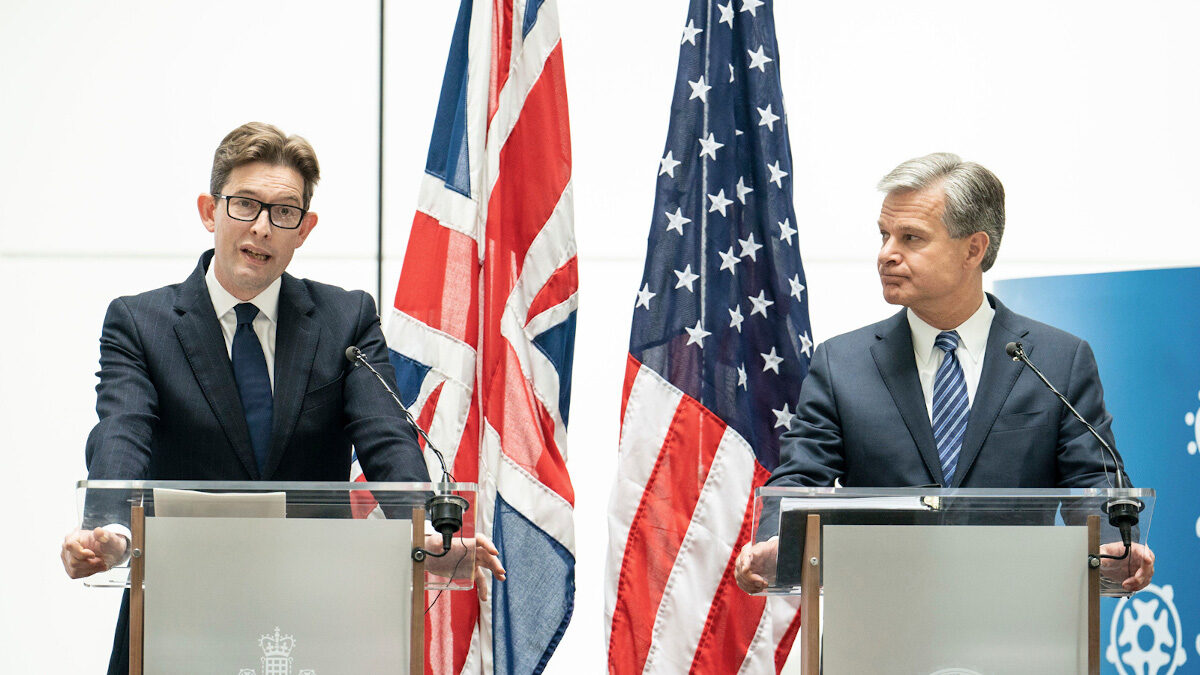 Οι επικεφαλής του αμερικανικού FBI Κρίστοφερ Ρέι και της Βρετανικής υπηρεσίας MI5 Κεν Μακόλουμ