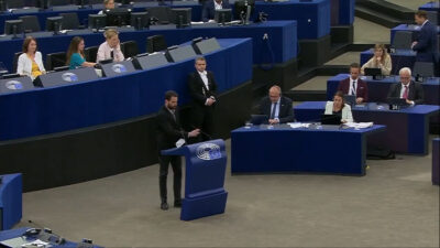 Ο ευρωβουλευτής του ΚΚΕ Λευτέρης Νικολάου-Αλαβάνος στο βήμα του Ευρωκοινοβουλίου