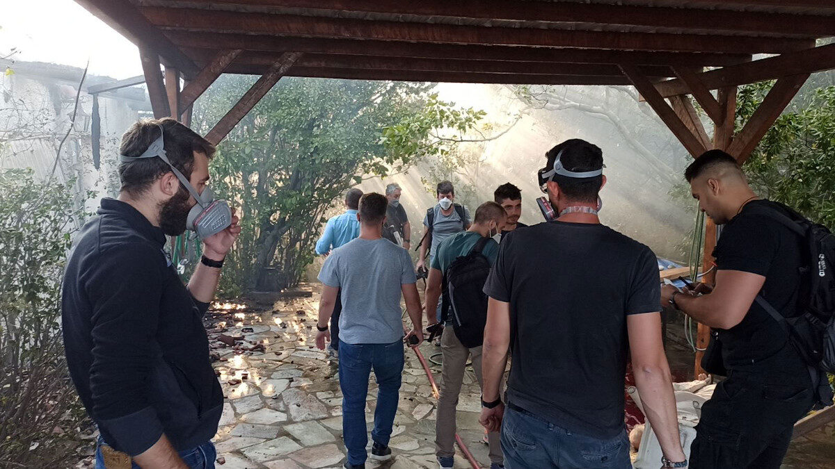 Πυρκαγιά στην Πεντέλη: Στη μάχη μέλη και φίλοι του ΚΚΕ