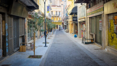 Αγορά - Αυτοπασχολούμενοι - ΕΒΕ - Πεζόδρομος με κλειστά μαγαζιά στην Αθήνα