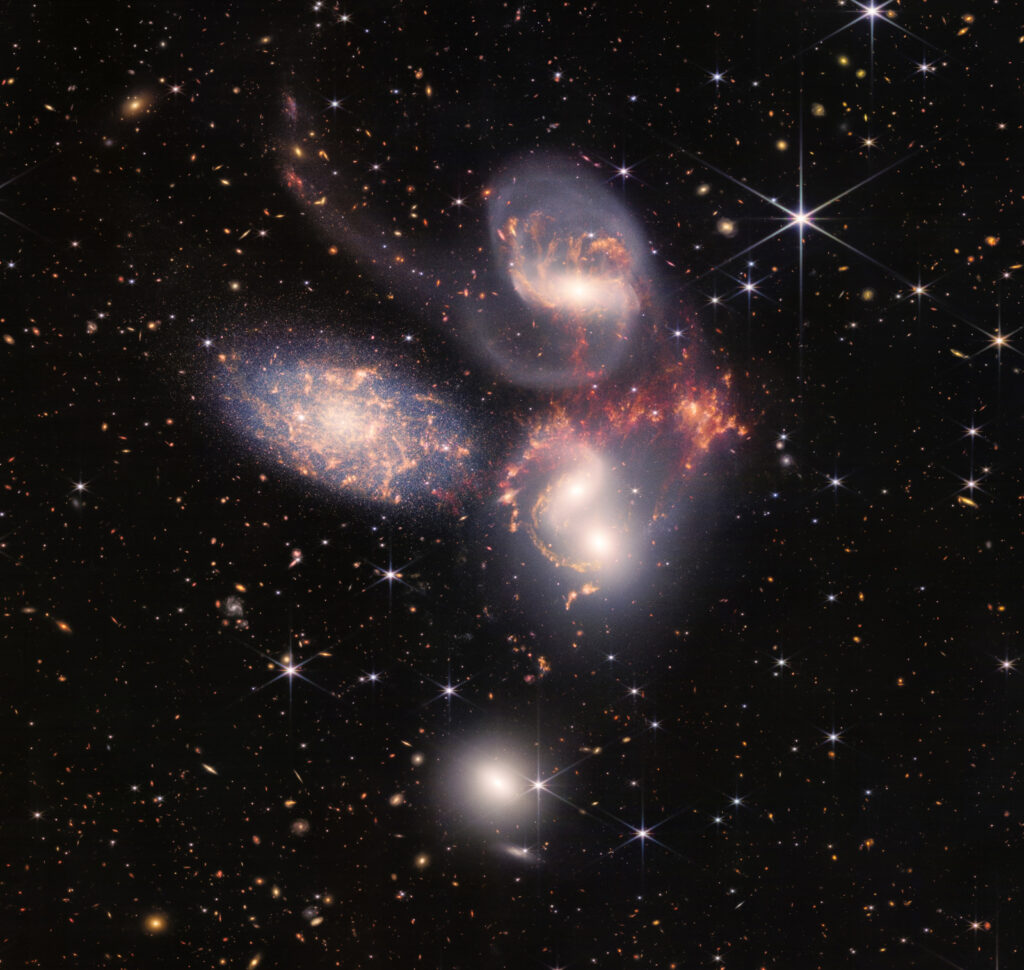 Μια ομάδα πέντε γαλαξιών, το κουιντέτο του Στεφάν, στον αστερισμό του Πήγασου, όπως φωτογραφήθηκε από το «Webb». Χάρη στο νέο τηλεσκόπιο, οι αστρονόμοι μπορούν τώρα να δουν λεπτομέρειες του τρόπου που η αλληλεπίδραση γαλαξιών οδηγεί στον σχηματισμό νέων άστρων και πώς αναδεύονται τα αέρια σε αυτούς τους γαλαξίες