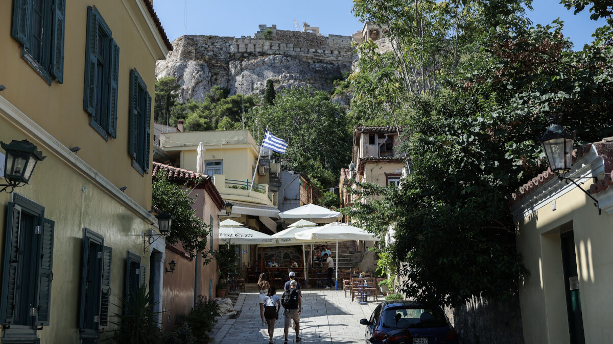 Καιρός - Λιακάδα - Πλάκα - Κόσμος σε τουριστικό σημείο στην Αθήνα, Τρίτη 12 Ιουλίου 2022