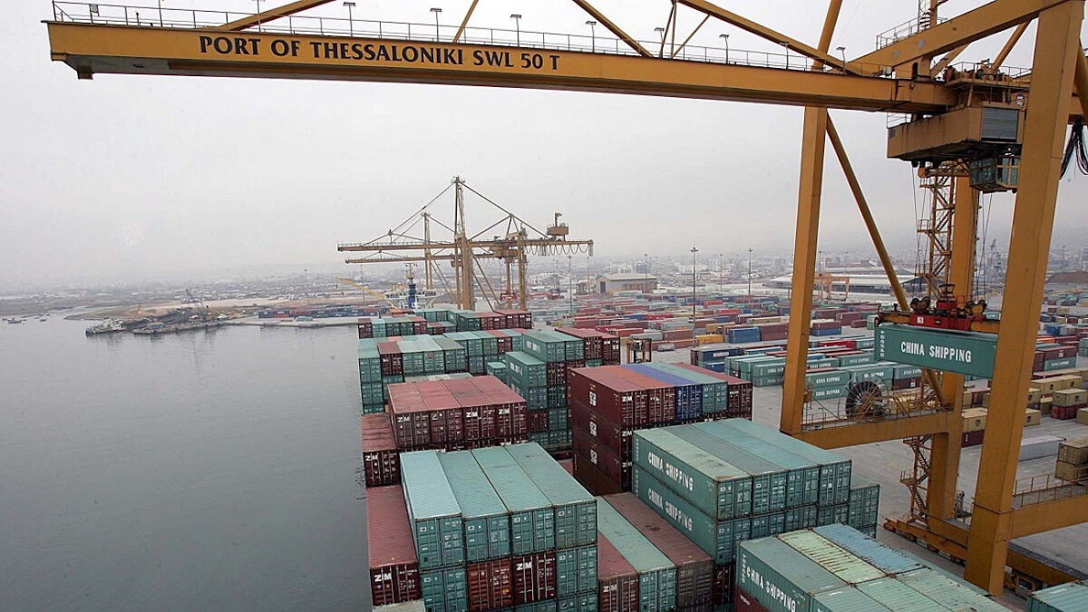 Γερανογέφυρα του (ΟΛΘ) Λιμανιού της Θεσσαλονίκης κατά την εκφόρτωση εμπορευματοκιβωτίων (container)