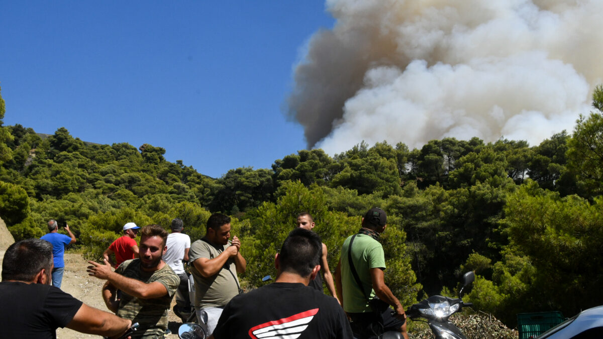 Πυροσβεστική - ΠΥΡΚΑΓΙΑ ΣΤΗΝ ΑΧΑΪΑ - Κάτοικοι κι εθελοντές στην κατάσβεση