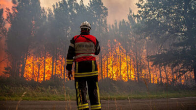 Πυροσβεστική - Γαλλία - Βρετανία - Χιλιάδες Ευρωπαίοι έχουν αναγκαστεί να εκκενώσουν τις εστίες τους λόγω των τεράστιων δασικών πυρκαγιών που μαίνονται ανεξέλεγκτες - Ιούλιος 2022