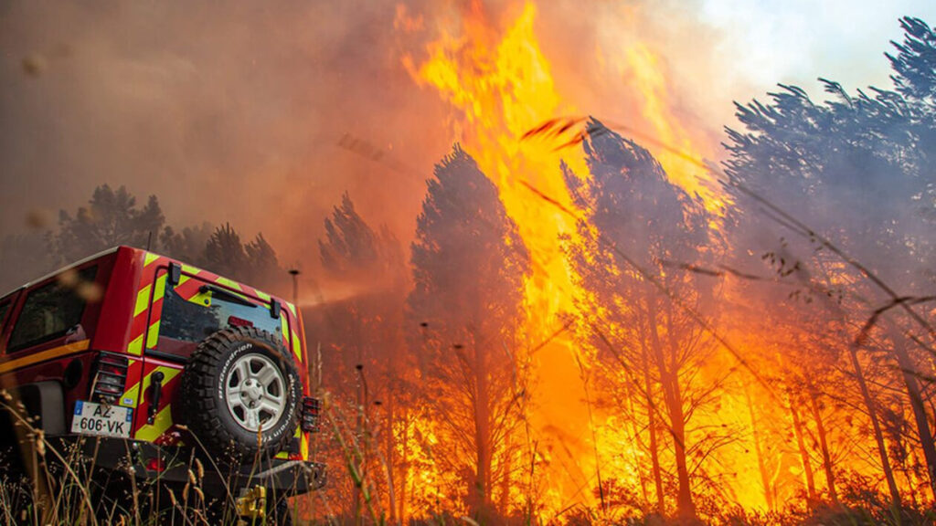 Πυροσβεστική - Γαλλία - Βρετανία - Χιλιάδες Ευρωπαίοι έχουν αναγκαστεί να εκκενώσουν τις εστίες τους λόγω των τεράστιων δασικών πυρκαγιών που μαίνονται ανεξέλεγκτες - Ιούλιος 2022