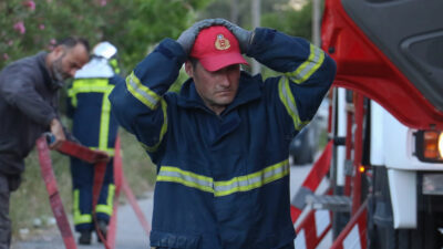 Πυροσβέστες στην κατάσβεση πυρκαγιάς στο Ηράκλειο Κρήτης -09/05/2022