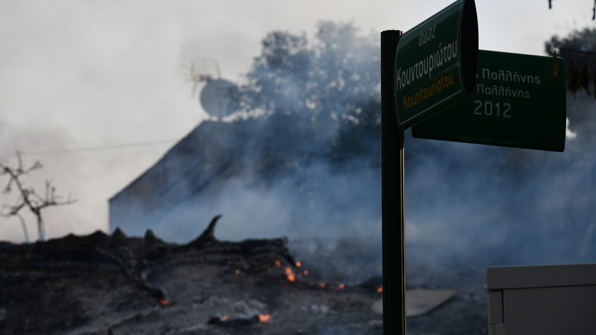 Καμμένα σπίτια - Παλλήνη - Πυροσβεστική - Δεύτερη ημέρα της πυρκαγιάς στην Πεντέλη, Τετάρτη 20 Ιουλίου 2022.