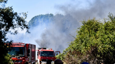 Πυροσβεστικά οχήματα - Πυρκαγιά σε αγροτική έκταση κοντά σε σπίτια στην περιοχή Μαργαρώνα - Νεοχώρι Πρέβεζας. Πέμπτη 14 Ιουλίου 2022