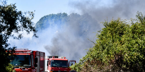 Πυροσβεστικά οχήματα - Πυρκαγιά σε αγροτική έκταση κοντά σε σπίτια στην περιοχή Μαργαρώνα - Νεοχώρι Πρέβεζας. Πέμπτη 14 Ιουλίου 2022