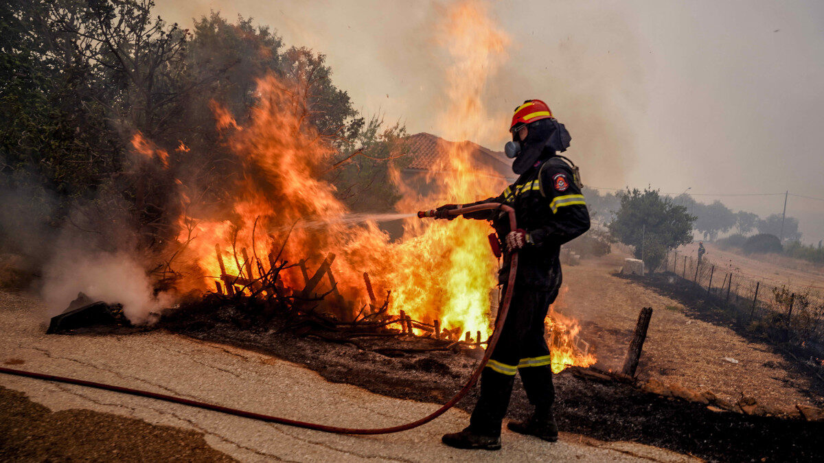 Πυροσβέστης σε κατάσβεση πυρκαγιάς στη Λέσβο, Ιούλης 2022