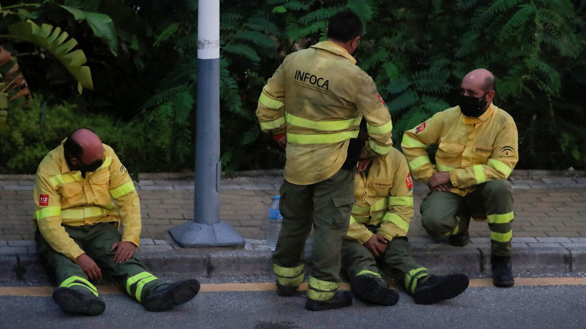 Ισπανοί πυροσβέστες κατάκοποι κατά τη διάρκεια κατάσβεσης πυρκαγιάς σε βουνά της Ισπανίας το 2021