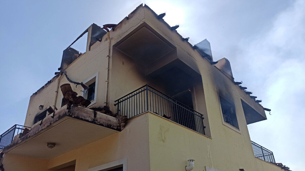 Πυρκαγιά στην Πεντέλη: «Τύλιξαν» οι φλόγες το σπίτι όπου ζει η Ελένη Γερασιμίδου - 20/07/2022