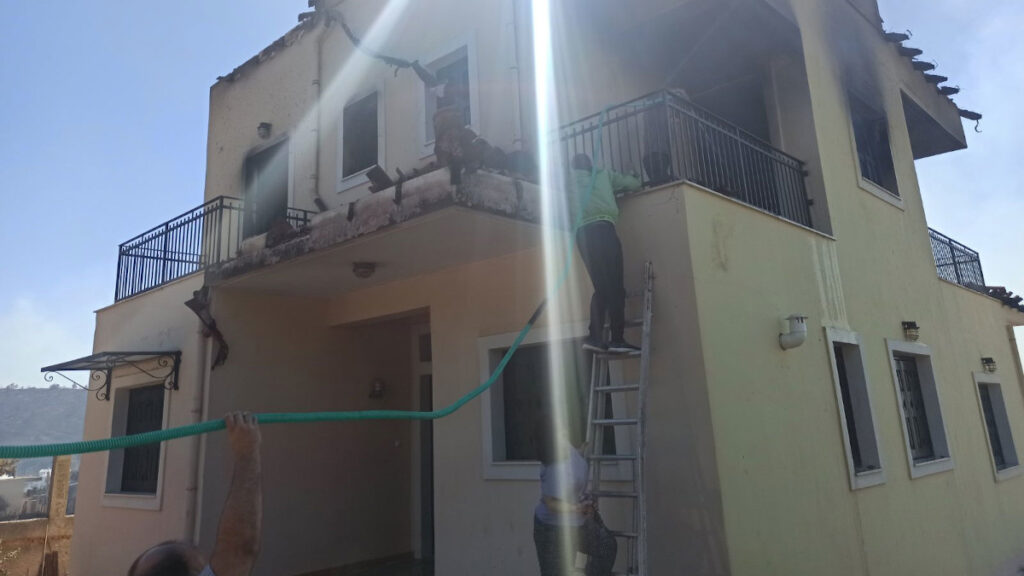 Πυρκαγιά στην Πεντέλη: «Τύλιξαν» οι φλόγες το σπίτι όπου ζει η Ελένη Γερασιμίδου - 20/07/2022