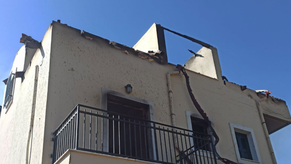 Πυρκαγιά στην Πεντέλη: «Τύλιξαν» οι φλόγες το σπίτι όπου ζει η Ελένη Γερασιμίδου - 20/07/2022