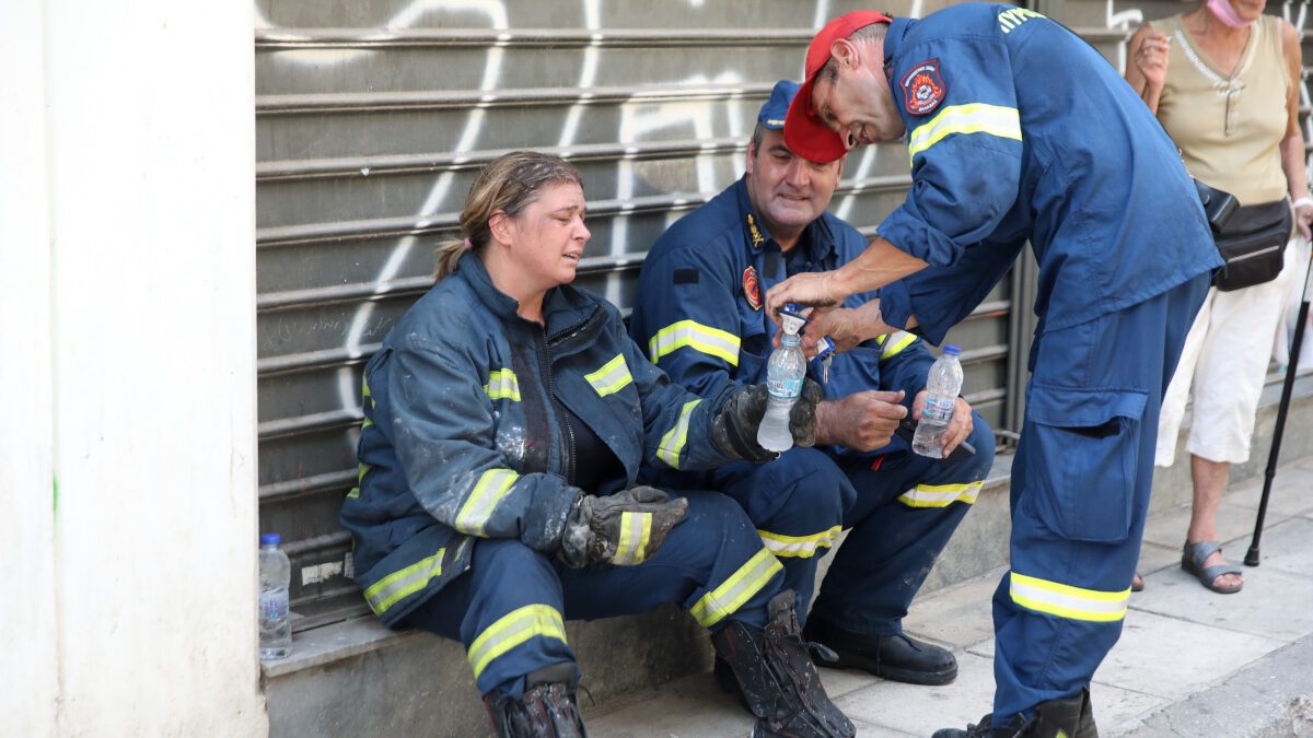 Πυροσβέστες μετά την κατάσβεση πυρκαγιάς σε διαμέρισμα στην οδό Φυλής στην Αθήνα