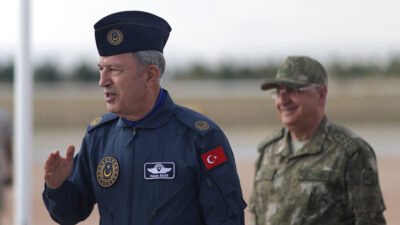 Ο Τούρκος υποργός Άμυνας, Χουλουσί Ακάρ με στολή της Πολεμικής Αεροπορίας