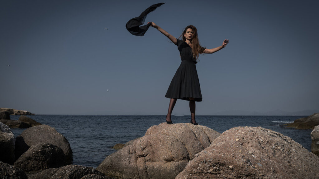 Ο θρυλικός «Ζορμπάς» του Νίκου Καζαντζάκη ζωντανεύει στη σκηνή σε θεατρική διασκευή Γιάννη Κακλέα και Γεράσιμου Ευαγγελάτου και σκηνοθεσία Γιάννη Κακλέα και παρουσιάζεται από τις 19 Οκτωβρίου στο θέατρο του Κέντρου Πολιτισμού «Ελληνικός Κόσμος»