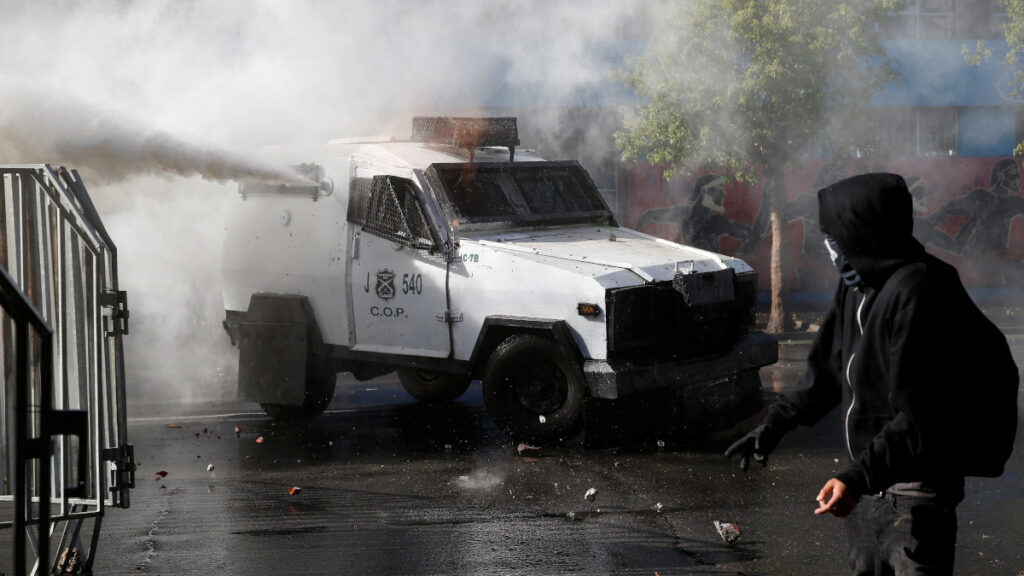 Με καταστολή αντιμετώπισε την περασμένη Τρίτη στη Χιλή η σοσιαλδημοκρατική κυβέρνηση του Γκαμπριέλ Μπόριτς χιλιάδες πολίτες που πραγματοποίησαν συγκεντρώσεις για την 3η επέτειο του λαϊκού ξεσηκωμού στις 18 Οκτώβρη του 2019
