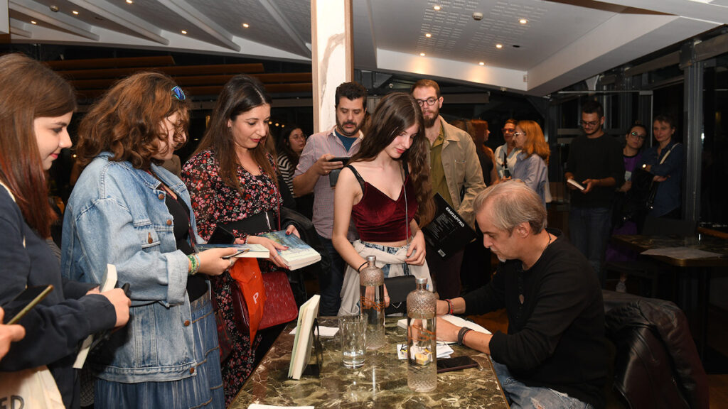 Σε μια ζεστή ατμόσφαιρα στο «Public cafe» στο Σύνταγμα, παρουσιάστηκε το βράδυ της Τρίτης, το νέο βιβλίο του Μίλτου Πασχαλίδη, «Ξενοδοχεία»