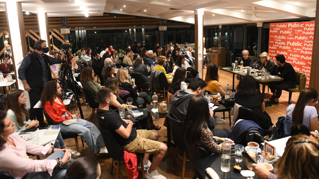 Σε μια ζεστή ατμόσφαιρα στο «Public cafe» στο Σύνταγμα, παρουσιάστηκε το βράδυ της Τρίτης, το νέο βιβλίο του Μίλτου Πασχαλίδη, «Ξενοδοχεία»