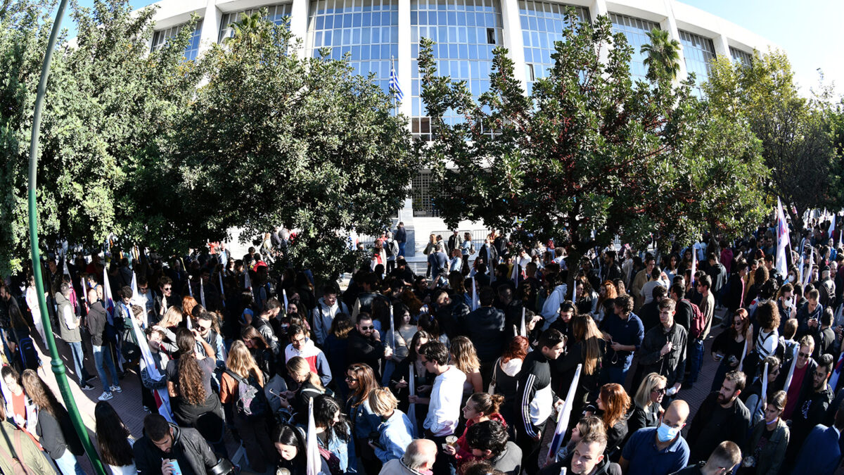 Συγκέντρωση έξω από το Εφετείο όπου καταθέτει η Μ. Φύσσα στη δίκη της Χρυσής Αυγής σε δεύτερο βαθμό