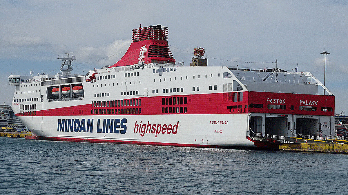 Το επιβατηγο - οχηματαγωγό Φεστός Παλλάς της «ΜΙΝΟΑΝ LINES» στο λιμάνι του Πειραιά