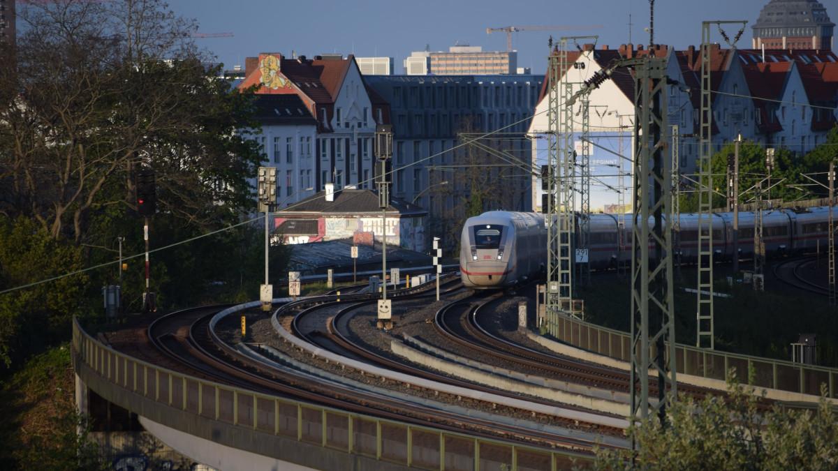 Germany Inverted Train Γερμανία: Σε σαμποτάζ αποδίδεται η σοβαρή βλάβη στο σιδηροδρομικό ...