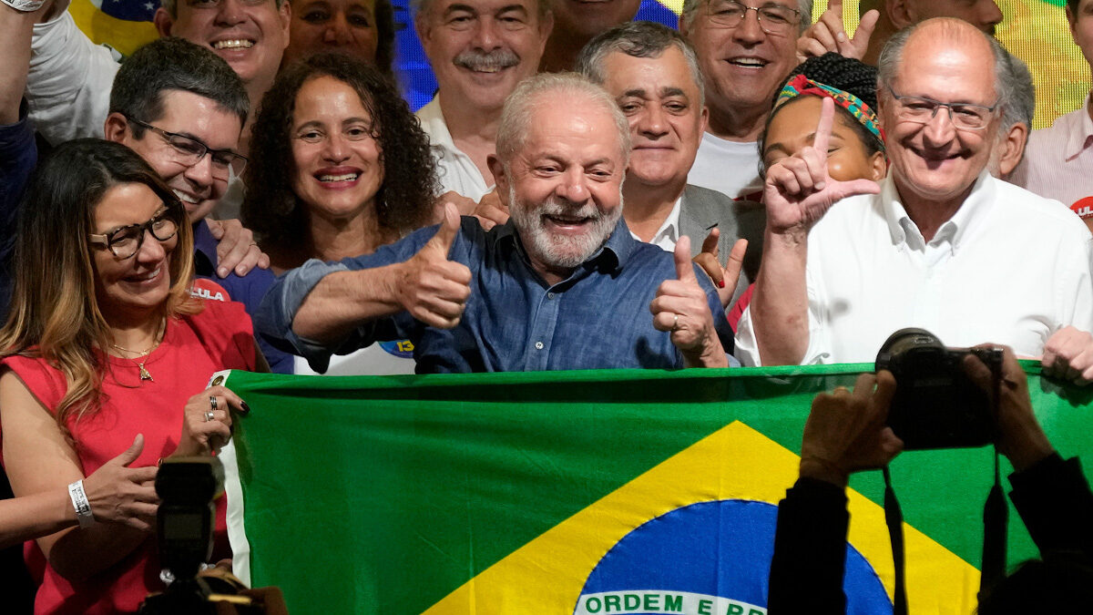 Ο 77χρονος σοσιαλδημοκράτης Λουίς Ινάσιου Λούλα ντα Σίλβα επικράτησε οριακά του Ζαΐχ Μπολσονάρου στις προεδρικές εκλογές στη Βραζιλία - 30/10/2022