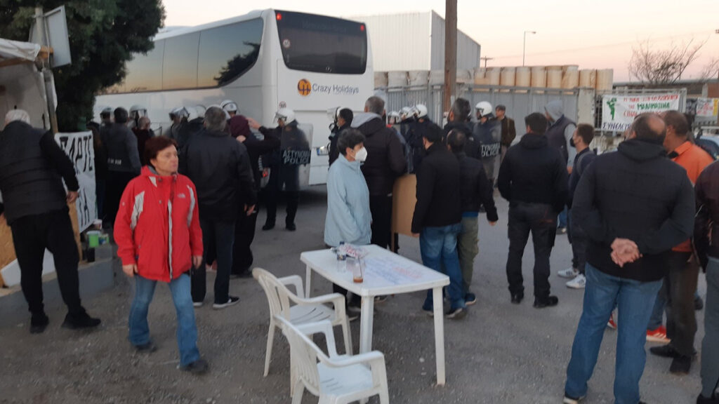 Στα χημικά, τη βία και τις συλλήψεις κατέφυγαν για ακόμη μια φορά οι δυνάμεις καταστολής, κατ’ εντολή της εργοδοσίας, απέναντι στους απεργούς της «Μαλαματίνα»