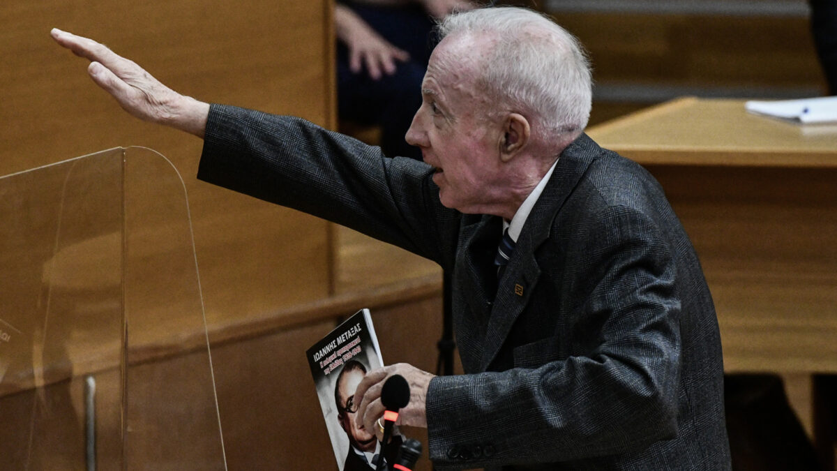 Ο Κ. Πλεύρης χαιρετάει ναζιστικά για 3η φορά στη δίκη της Χρυσής Αυγής, ανενόχλητος