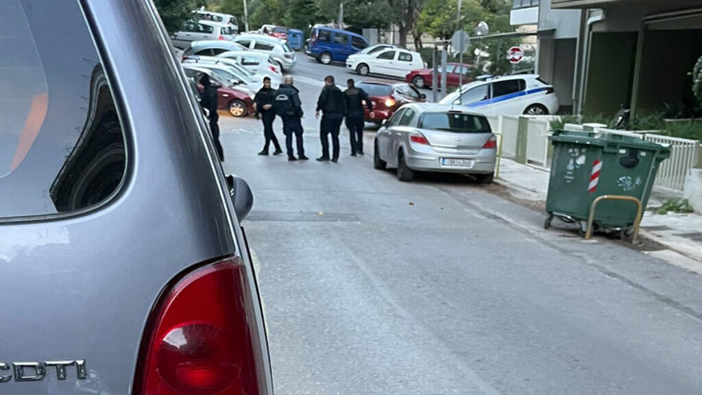 Έσπασαν την πόρτα και πέταξαν έξω τη χαμηλοσυνταξιούχο από το σπίτι που διέμενε στου Ζωγράφου καθώς σε πλειστηριασμό το διαμέρισμα από την τράπεζα δόθηκε σε εταιρεία / 21-11-2022