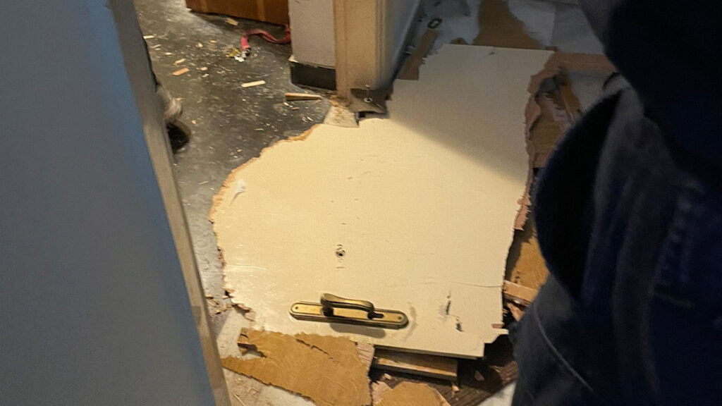 Έσπασαν την πόρτα και πέταξαν έξω τη χαμηλοσυνταξιούχο από το σπίτι που διέμενε στου Ζωγράφου καθώς σε πλειστηριασμό το διαμέρισμα από την τράπεζα δόθηκε σε εταιρεία / 21-11-2022