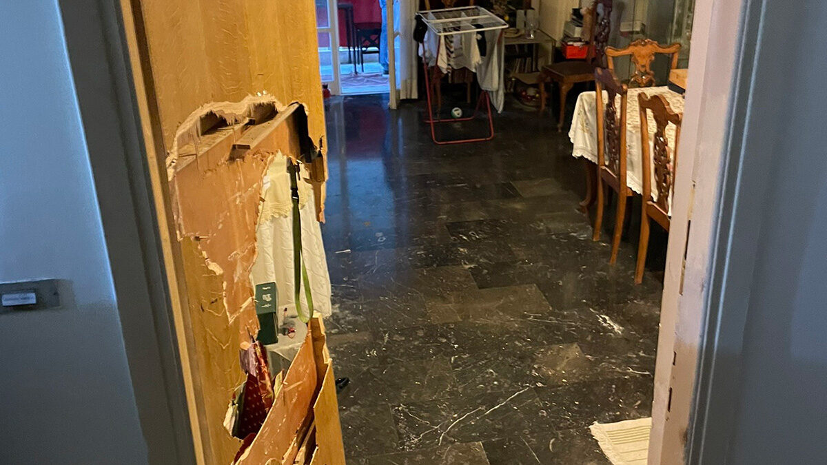 Έσπασαν την πόρτα και πέταξαν έξω τη χαμηλοσυνταξιούχο από το σπίτι που διέμενε στου Ζωγράφου καθώς σε πλειστηριασμό το διαμέρισμα από την τράπεζα δόθηκε σε εταιρεία / 21-11-2022